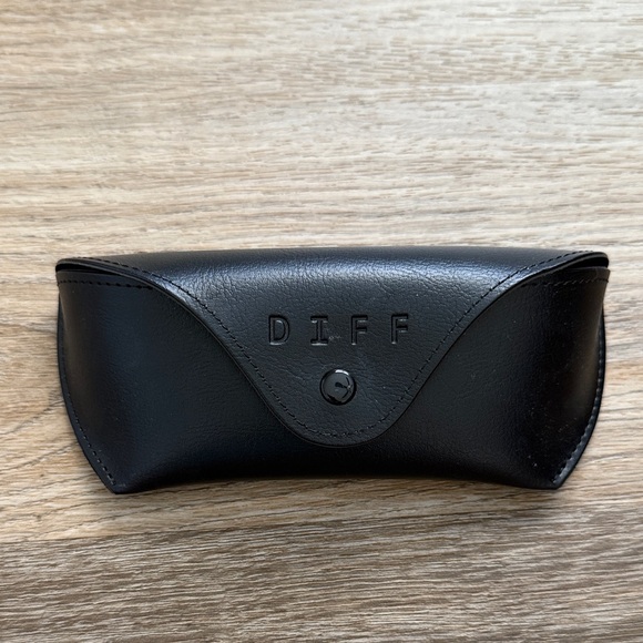 Diff Eyewear Black Cat-Eye Sunglasses with Case - Picture 2 of 7